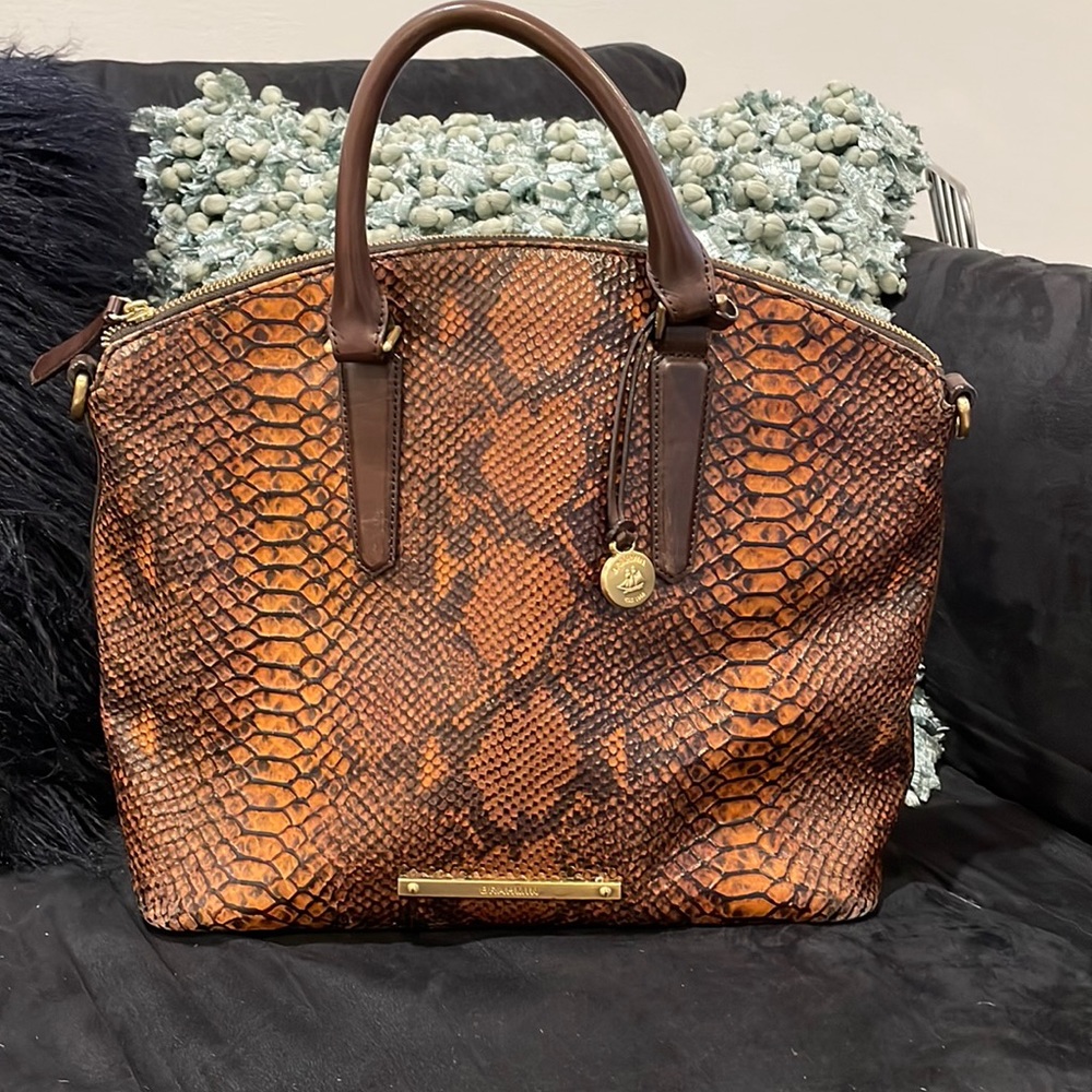Brahmin large sachet . Genuine leather color Pecan .